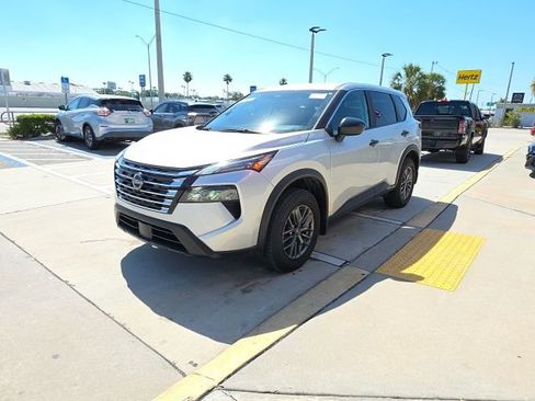 Used 2025 Nissan Rogue S image 8