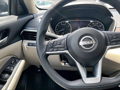 Used 2025 Nissan Altima 2.5 SV FWD image 10