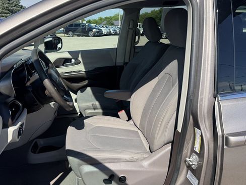 Used 2017 Chrysler Pacifica LX FWD image 15