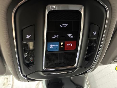 Used 2023 Jeep Grand Cherokee Laredo w/ Luxury Tech Group I AWD/4WD image 18