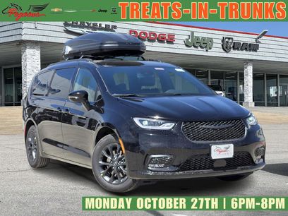 New 2025 Chrysler Pacifica Select w/ Fav Edition Package