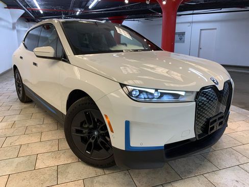 Used 2023 BMW iX xDrive50 w/ Premium Package AWD/4WD image 4