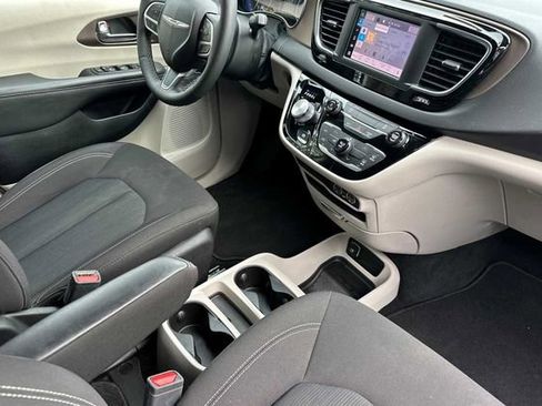 Used 2024 Chrysler Voyager LX image 15