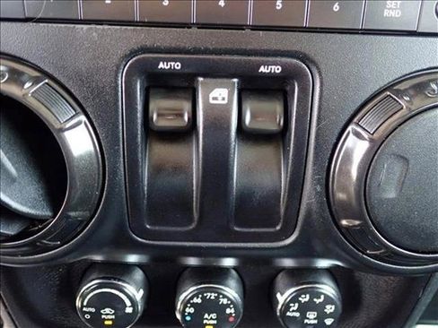 Used 2018 Jeep Wrangler Rubicon AWD/4WD image 17