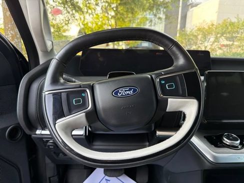 Used 2025 Ford Expedition Platinum AWD/4WD image 14