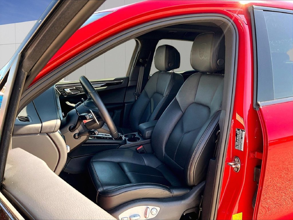 Certified 2026 Porsche Macan AWD/4WD image 5
