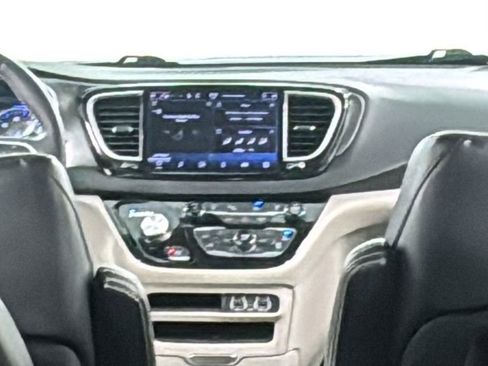 Used 2024 Chrysler Pacifica Touring-L image 19