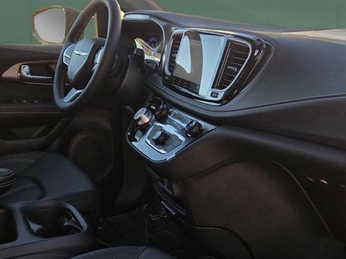 New 2026 Chrysler Pacifica Select image 6