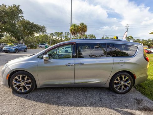 Used 2018 Chrysler Pacifica Limited w/ Advanced Safetytec Group FWD image 22
