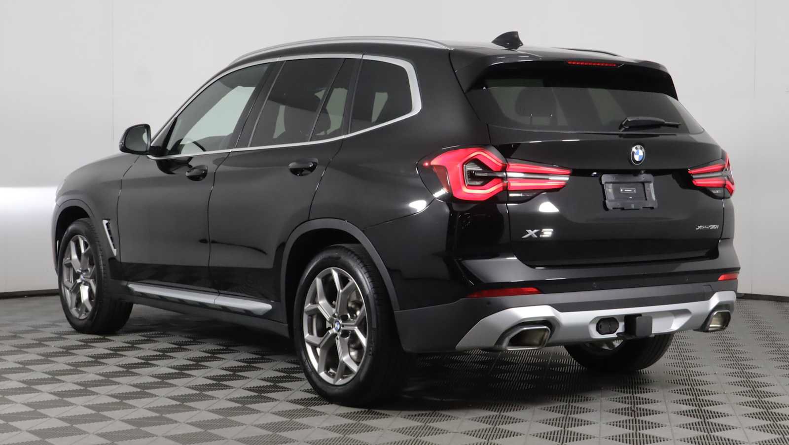 Used 2024 BMW X3 xDrive30i w/ Premium Package w/ZPA AWD/4WD image 4
