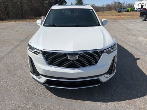 Used 2023 Cadillac XT6 Luxury image 2