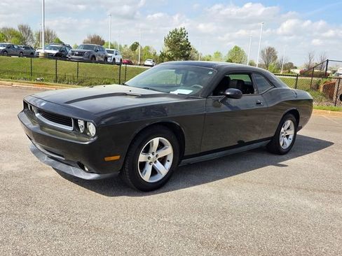 Used 2010 Dodge Challenger SE image 3