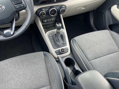 Used 2023 Hyundai Venue Limited FWD image 15