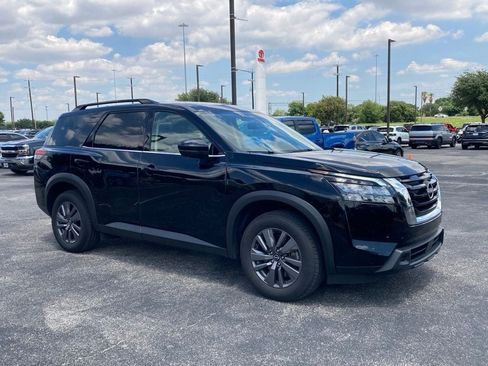 Used 2024 Nissan Pathfinder SV FWD image 3