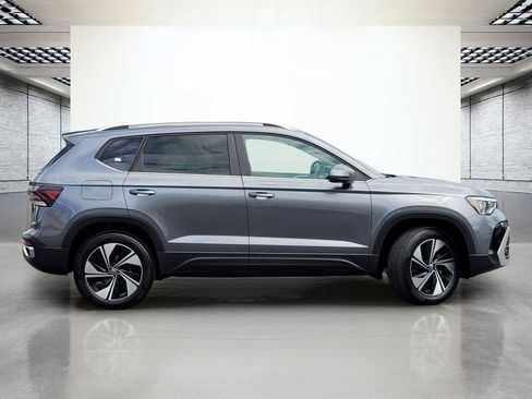 Certified 2025 Volkswagen Taos SE w/ Panoramic Sunroof Package AWD/4WD image 6