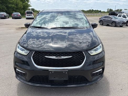 Used 2023 Chrysler Pacifica Touring-L FWD image 7