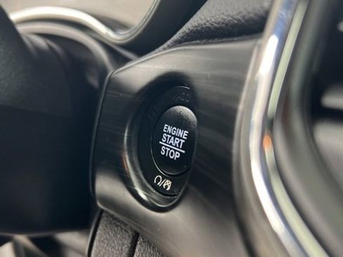 Used 2020 Jeep Grand Cherokee Laredo image 12