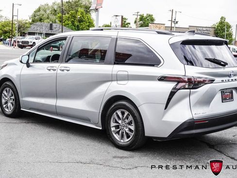 Used 2025 Toyota Sienna XLE AWD/4WD image 19