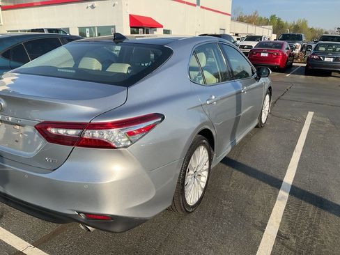 Used 2018 Toyota Camry XLE image 5