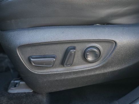 Used 2022 Toyota Highlander XLE FWD image 21