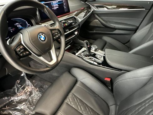 Certified 2023 BMW 530e w/ Premium Package image 4
