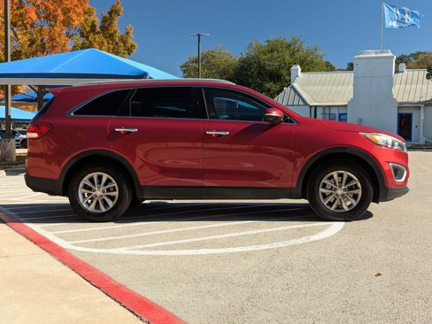 Used 2016 Kia Sorento LX w/ LX Convenience Package image 3