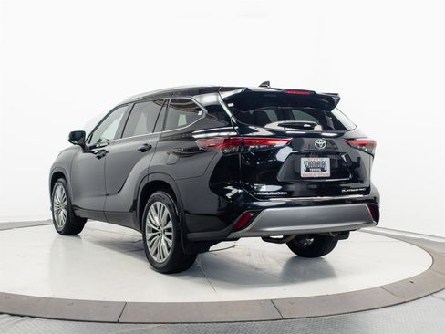 Certified 2024 Toyota Highlander Platinum AWD/4WD image 10
