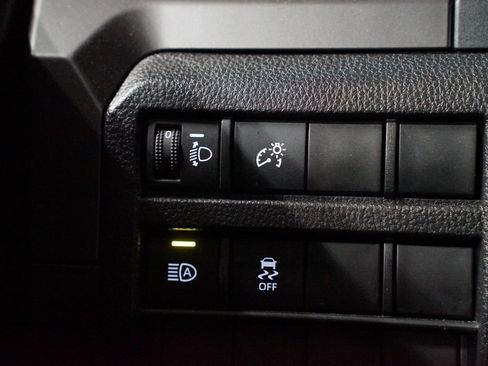 Certified 2025 Toyota Tacoma TRD Off-Road AWD/4WD image 25