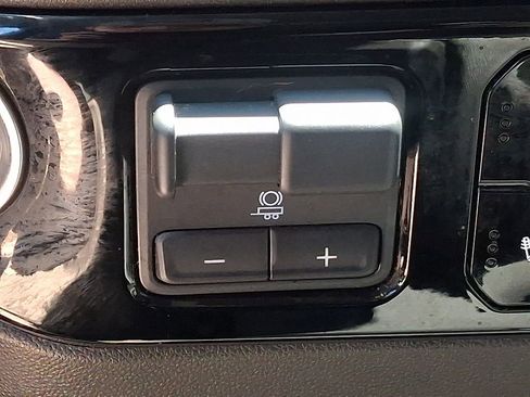 Used 2025 Chevrolet Silverado 1500 LT AWD/4WD image 24