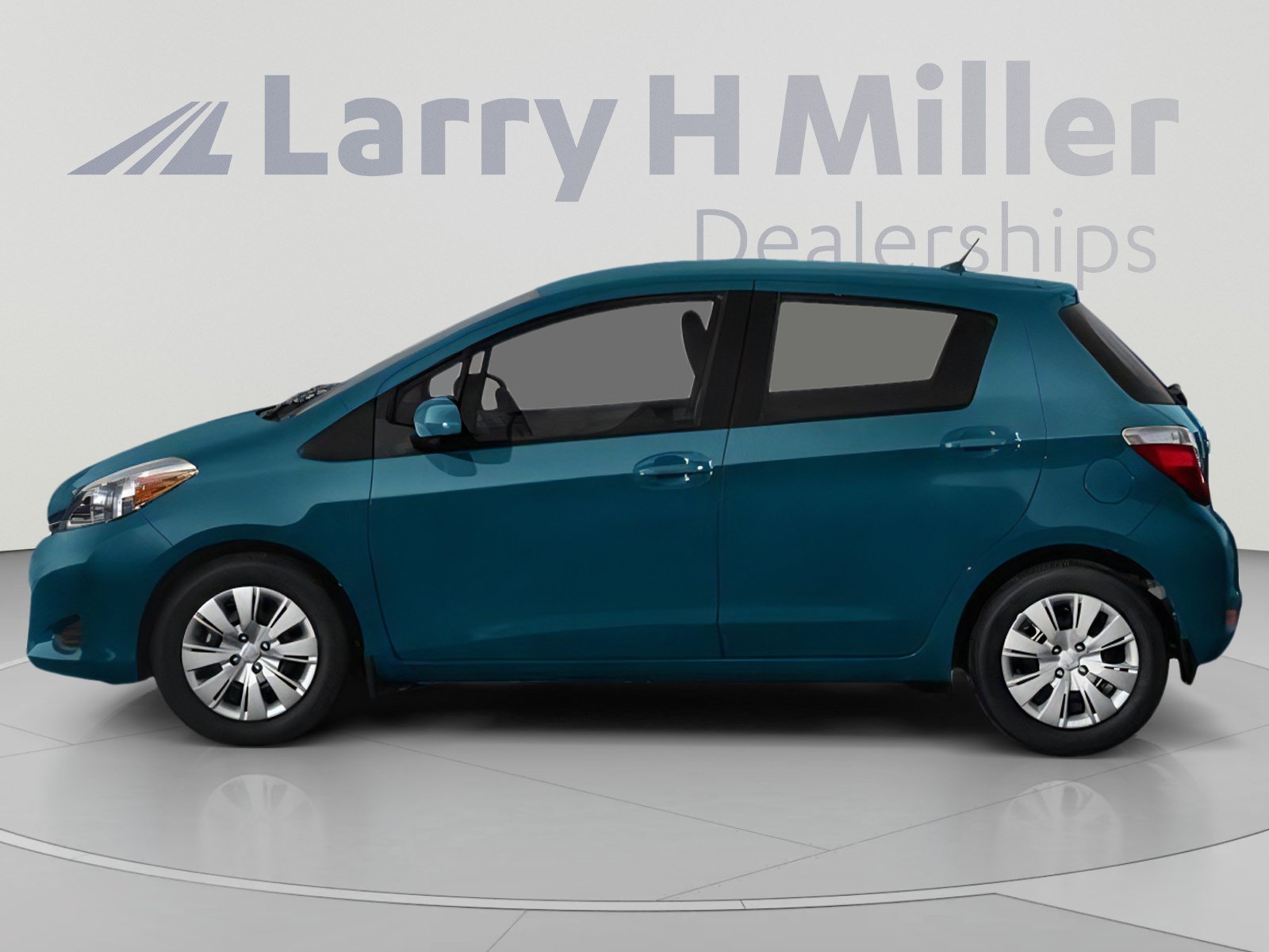 Used 2014 Toyota Yaris L FWD image 3