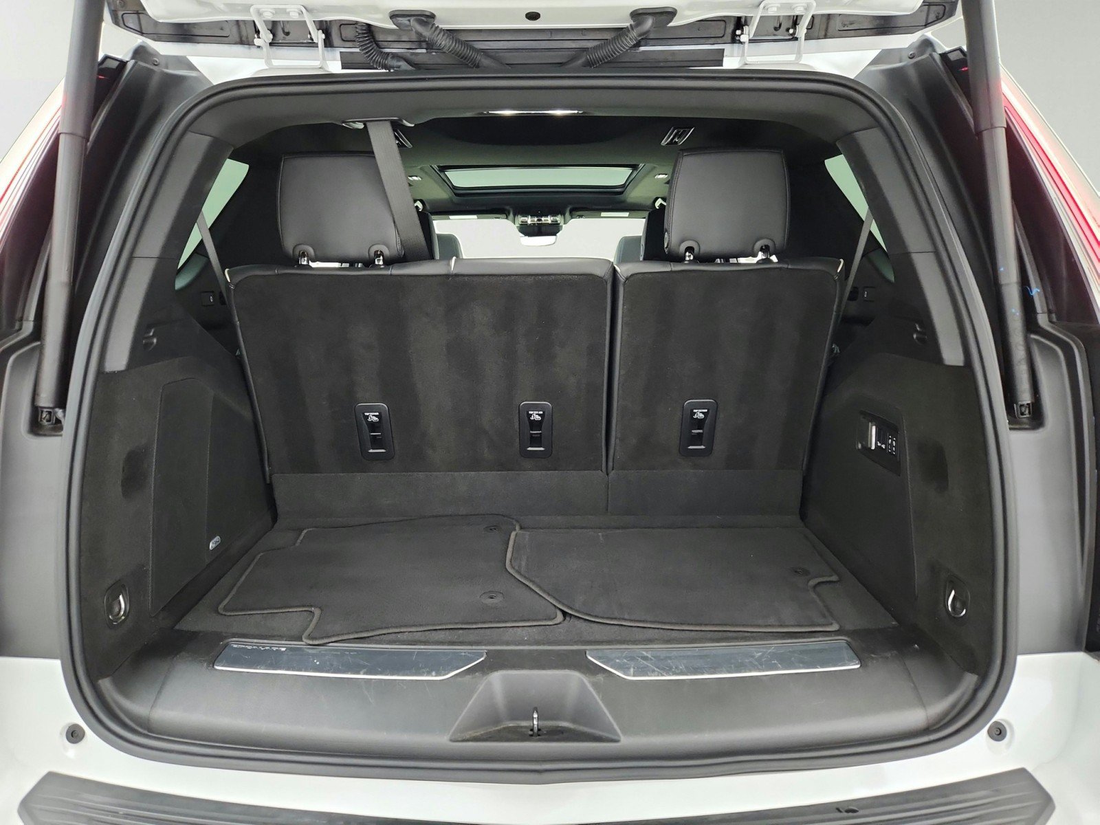 Used 2025 Cadillac Escalade Sport w/ LPO, ONYX Package AWD/4WD image 32