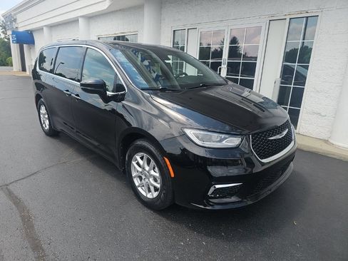 Used 2025 Chrysler Pacifica Select FWD image 2