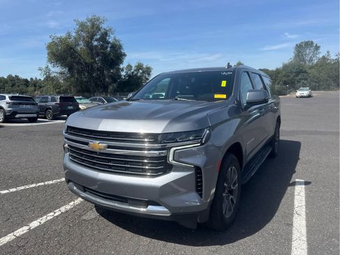 Used 2022 Chevrolet Suburban LT w/ Luxury Package AWD/4WD image 1