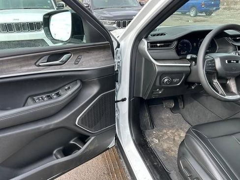 New 2026 Jeep Grand Cherokee Limited w/ Limited Altitude Package AWD/4WD image 9