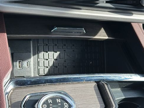 Used 2024 Ford Expedition Limited image 19