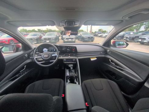 Used 2025 Hyundai Elantra SEL FWD image 26