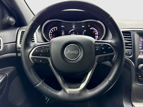 Used 2018 Jeep Grand Cherokee Laredo AWD/4WD image 19