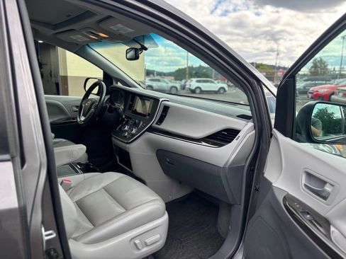 Used 2017 Toyota Sienna XLE w/ XLE Navigation Package AWD/4WD image 15