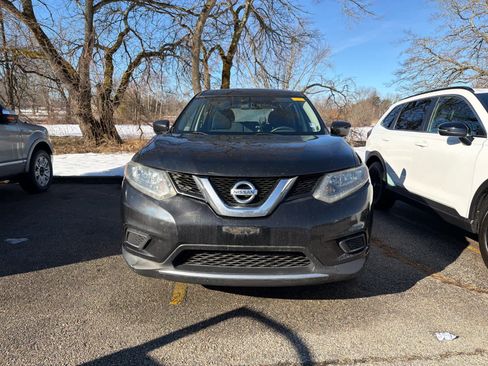 Used 2016 Nissan Rogue S image 2