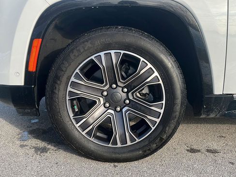 Used 2024 Jeep Wagoneer Series II w/ Flexible Seating Group image 10