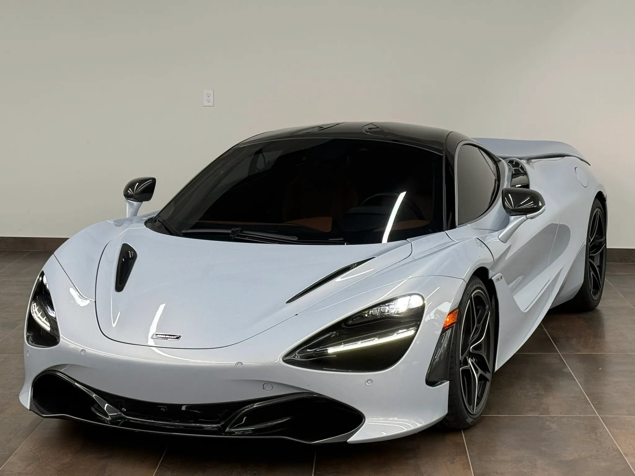 Used 2018 McLaren 720S RWD image 2