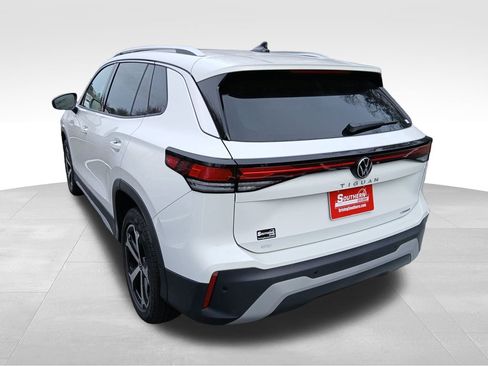 New 2025 Volkswagen Tiguan SE image 3