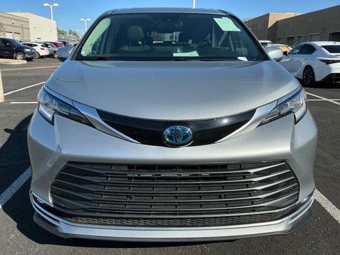 Used 2023 Toyota Sienna Limited image 23