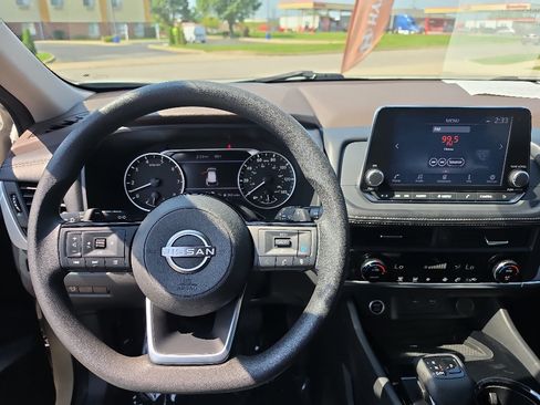 Used 2023 Nissan Rogue SV FWD image 9
