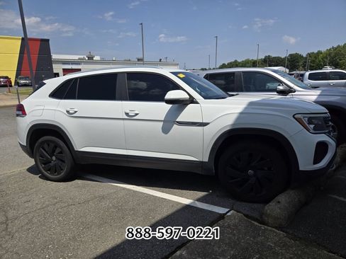 Used 2024 Volkswagen Atlas Cross Sport SE w/ Panoramic Sunroof Package FWD image 6