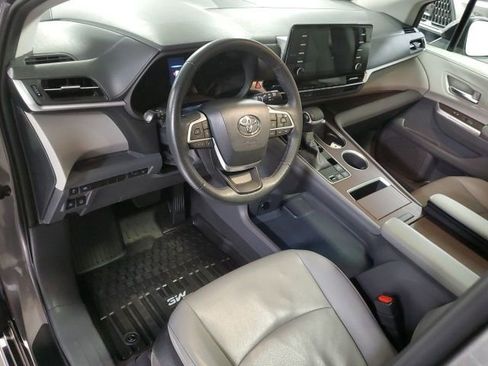 Used 2022 Toyota Sienna XLE image 10