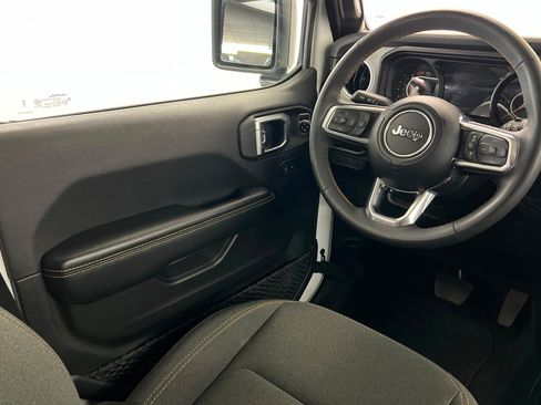 Used 2025 Jeep Wrangler Unlimited Sahara AWD/4WD image 11