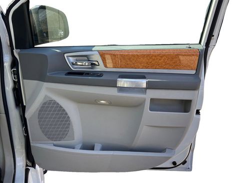 Used 2010 Chrysler Town & Country Limited FWD image 41
