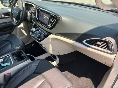 Used 2024 Chrysler Pacifica Touring-L FWD image 47