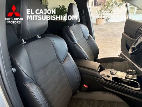Used 2025 Mitsubishi Outlander SE FWD image 21